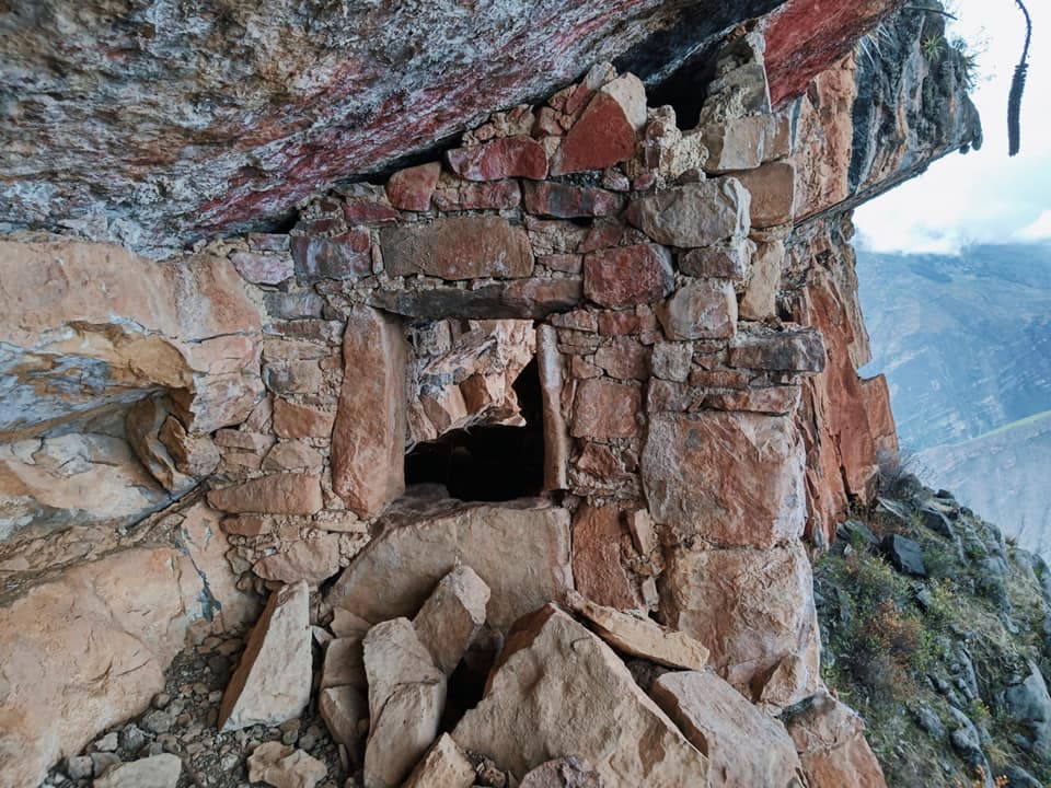Tumbas mortuorias y restos de huesos humanos preincaicosimage